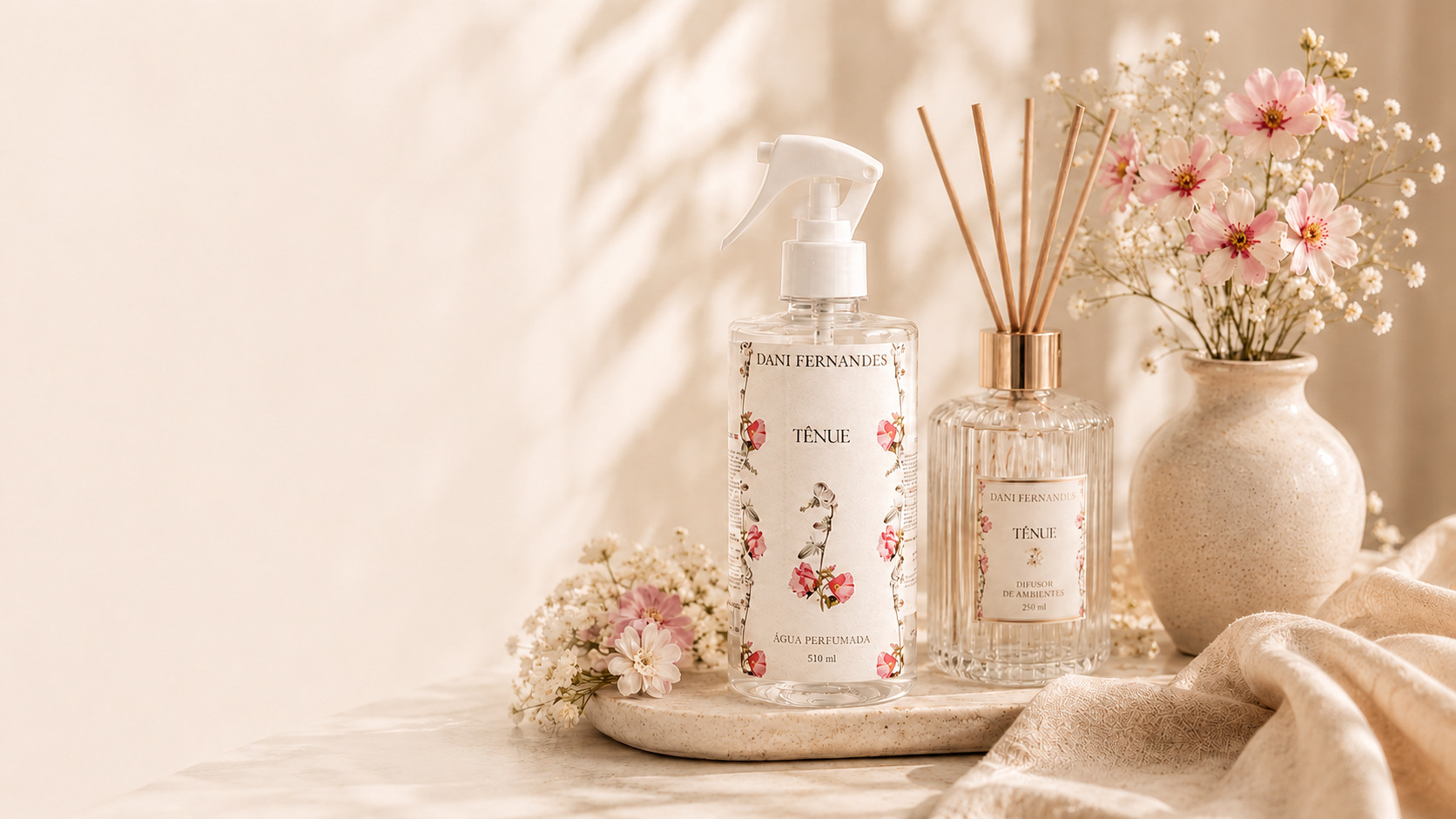Produtos Dani Fernandes com difusor, água perfumada e flores
